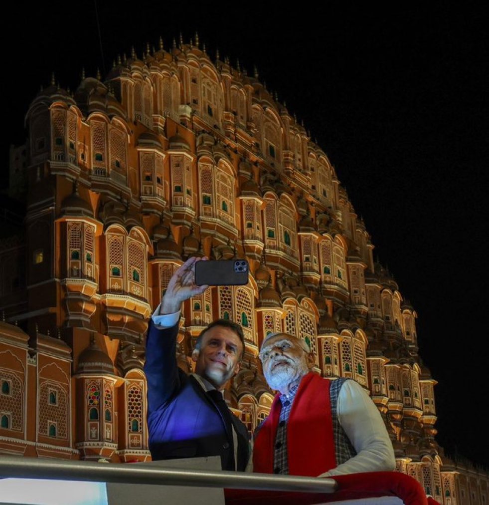 kamalrajsingh_'s tweet photo. Come on friend let's take a selfie😜😁
French President #EmmanuelMacro take a selfie with Prime Minister #NarendraModi
🇮🇳🤝🇫🇷
#France #India #PMModi #Modi_Macron #Jaipur #Rajasthan
#Gyanvapi #AyodhaRamMandir #PMModi #ModiAgainIn2024 https://t.co/dL0o9pCFyY