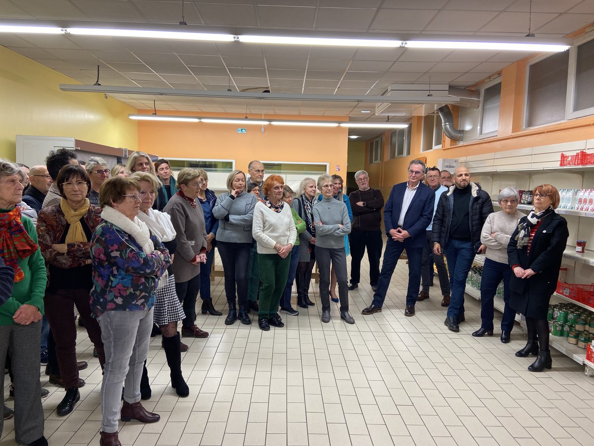 tomgarnier_'s tweet photo. Vœux d’@ArnaudRobinet, Maire de Reims et président du CCAS de la @VilledeReims à l’Epicerie Sociale et Solidaire en présence de @DuntzeKim et @francknoel (Cc @mariedepaquy)

Le bénévolat et ses acteurs remerciés, ils sont un maillon essentiel pour la culture sociale du territoire 👏🏻
