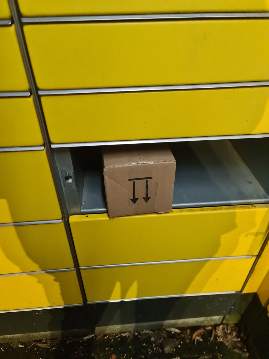ManfredSchenk's tweet image. @DHLPaket was bedeutet nochmal dieses Symbol auf einem Paket? Wenn die Zusteller solche Symbole dauernd ignorieren dann kann der Versender die Kennzeichnung auch weglassen... #fail #thissideup