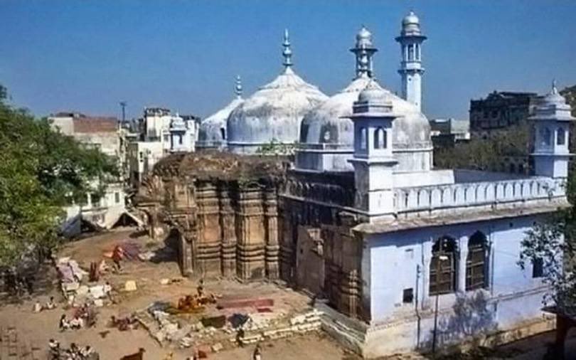 erbmjha's tweet photo. In a country with a Hindu majority of over 100 crore people.

There is a #GyanvapiMasjid that's connected to a temple. Even though it's like this, Hindus still have to prove that the mosque was built on top of the temple.

This shows how tolerant Hindus are. https://t.co/nz389uX0Os