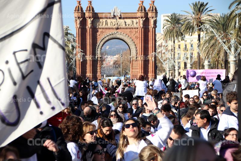 agenciaacn's tweet photo. Infermeres de Catalunya desconvoca la vaga indefinida després de pactar amb Salut millores organitzatives. El sindicat renuncia al complement salarial d’entre 400 i 600 euros que exigia al departament.

https://t.co/aAdzPdtBGf https://t.co/mRexUMRssc