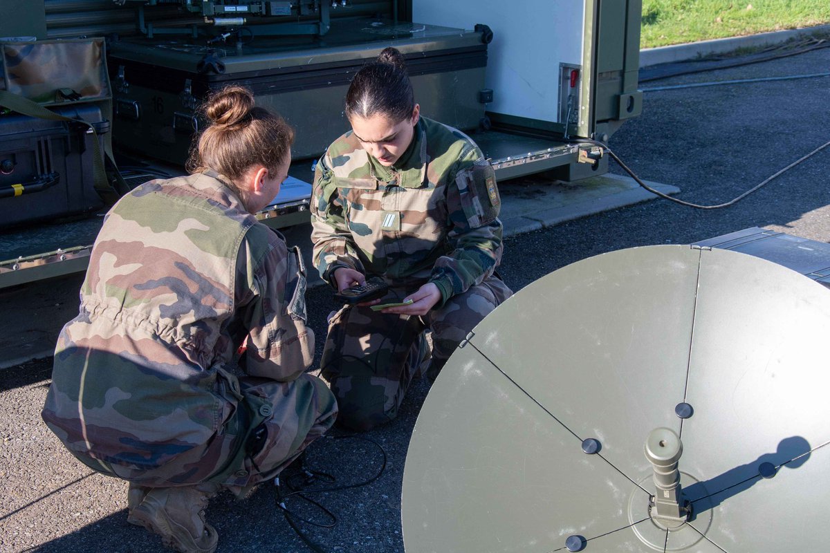 48eRT_CDC's tweet image. Dans le cadre de la #PrepaOps métier, nos Léopards ont déployé des plateformes satellitaires à plusieurs endroits du quartier.
➡️ Objectif ⁉️ Entraînement et entretien de leur connaissance dans la spé.‼️ 📡
#ALaHauteur 
@armeedeterre 
@ArmeesNoA 
@COMSIC_FR