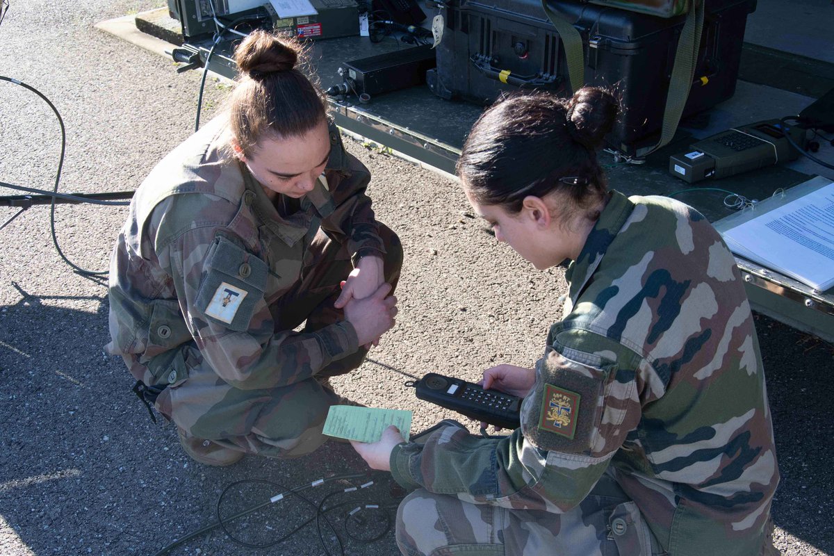 Dans le cadre de la #PrepaOps métier, nos Léopards ont déployé des plateformes satellitaires à plusieurs endroits du quartier. ➡️ Objectif ⁉️ Entraînement et entretien de leur connaissance dans la spé.‼️ 📡 #ALaHauteur @armeedeterre @ArmeesNoA @COMSIC_FR