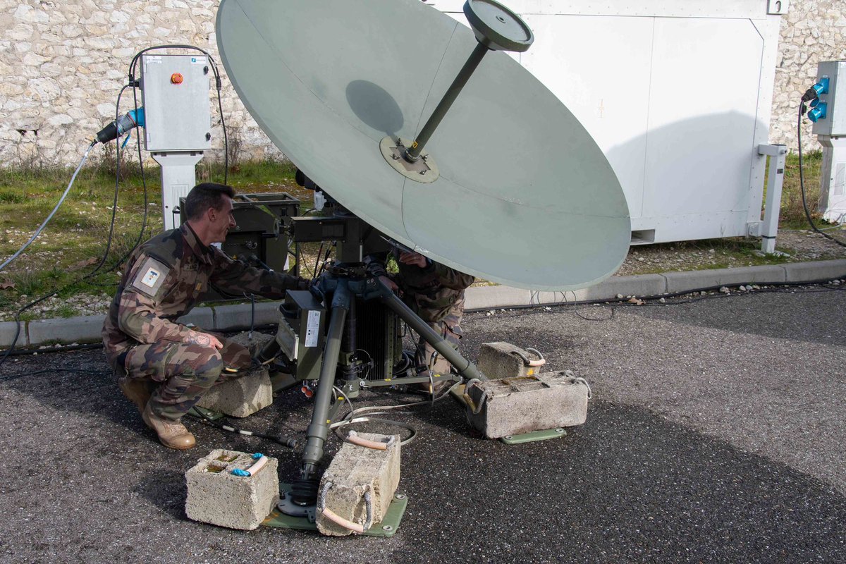 48eRT_CDC's tweet image. Dans le cadre de la #PrepaOps métier, nos Léopards ont déployé des plateformes satellitaires à plusieurs endroits du quartier.
➡️ Objectif ⁉️ Entraînement et entretien de leur connaissance dans la spé.‼️ 📡
#ALaHauteur 
@armeedeterre 
@ArmeesNoA 
@COMSIC_FR