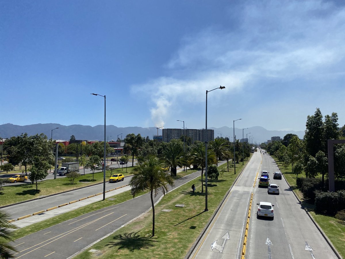 erickthered's tweet photo. :( incendio forestal en Bogotá https://t.co/2sCCdDB59G