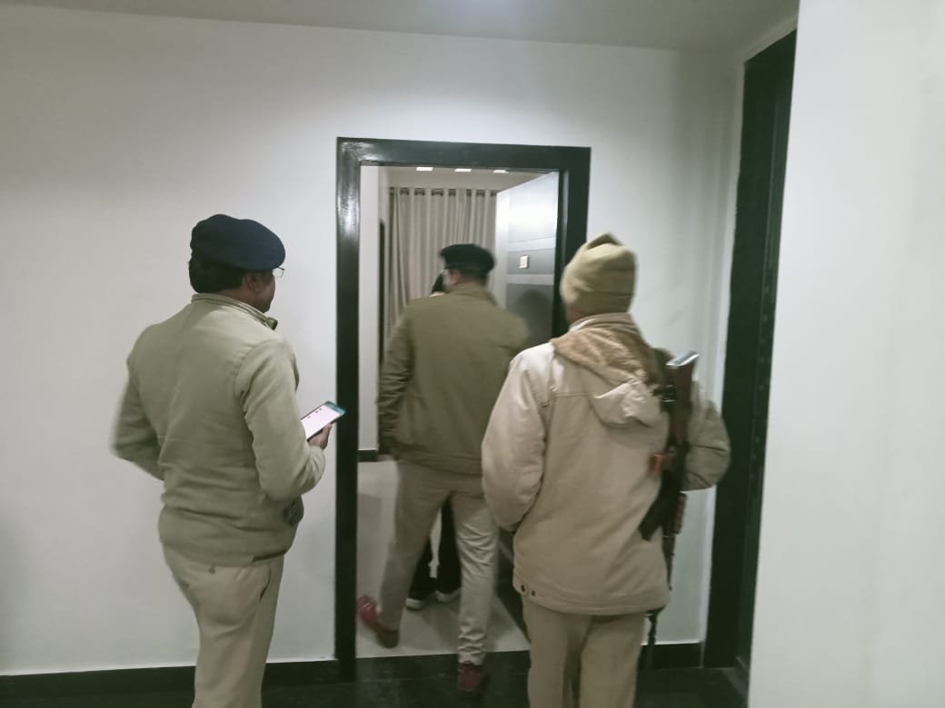 PatnaPolice24x7's tweet photo. #गणतंत्र_दिवस समारोह 2024 को ध्यान में रखते हुये सुरक्षा व्यवस्था को सुनिश्चित करने के लिए संदिग्धों की निगरानी के दृष्टिकोण से पटना पुलिस द्वारा होटेल्स की जांच की जा रही है।
@bihar_police
@CentralSP_patna
@IPRD_Bihar
#PatnaPolice
#HotelChecking
#RepublicDay2024 https://t.co/HEOofImwQ5
