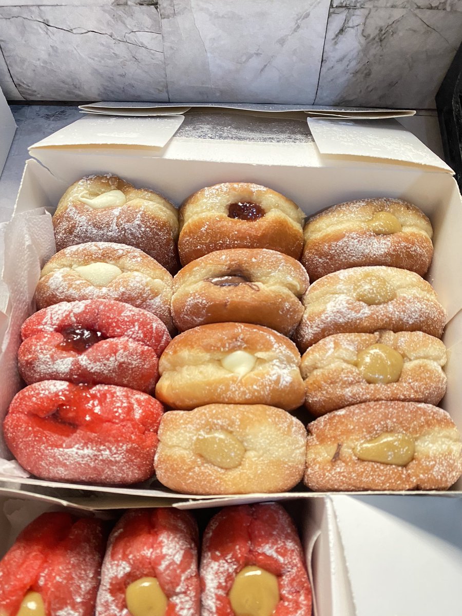 umaymah_rabiu's tweet photo. 🤭😍 please visit our IG page 
@d_udoughnuts. ♥️♥️♥️
We still have some available for your night snacking with tea 🤭 https://t.co/Tx1VgN2LgW