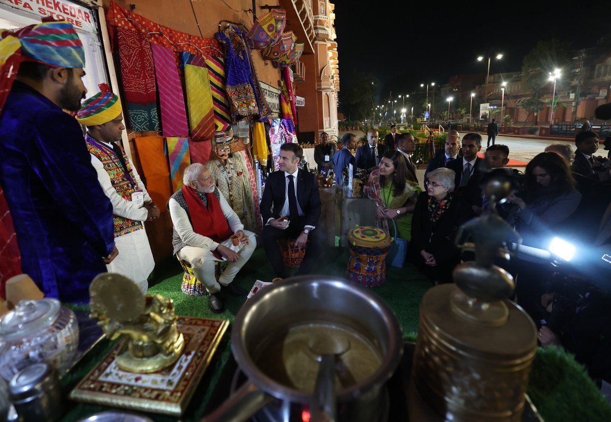 Jaipur gave an enthusiastic welcome to PM @narendramodi and President @EmmanuelMacron. The leaders also stopped by for a cup of tea!