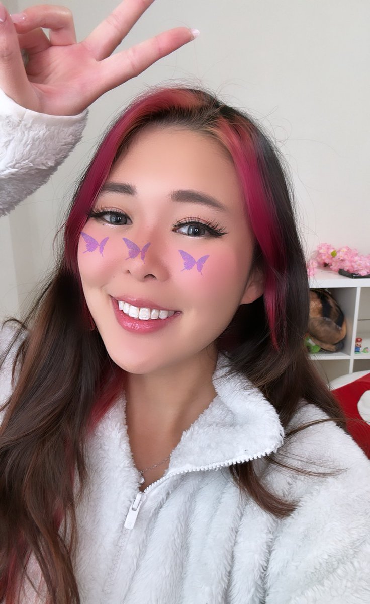 OH MY GEEZ LOUISE! I CANT BELIEVE I GOT NOMINATED FOR 3 AWARDS 😭😭😭 THANK YOU YALL IM SO HONORED!!! 😭😭❤️❤️ Please vote for me for the streamer awards here!!! 🥹 thestreamerawards.com/vote