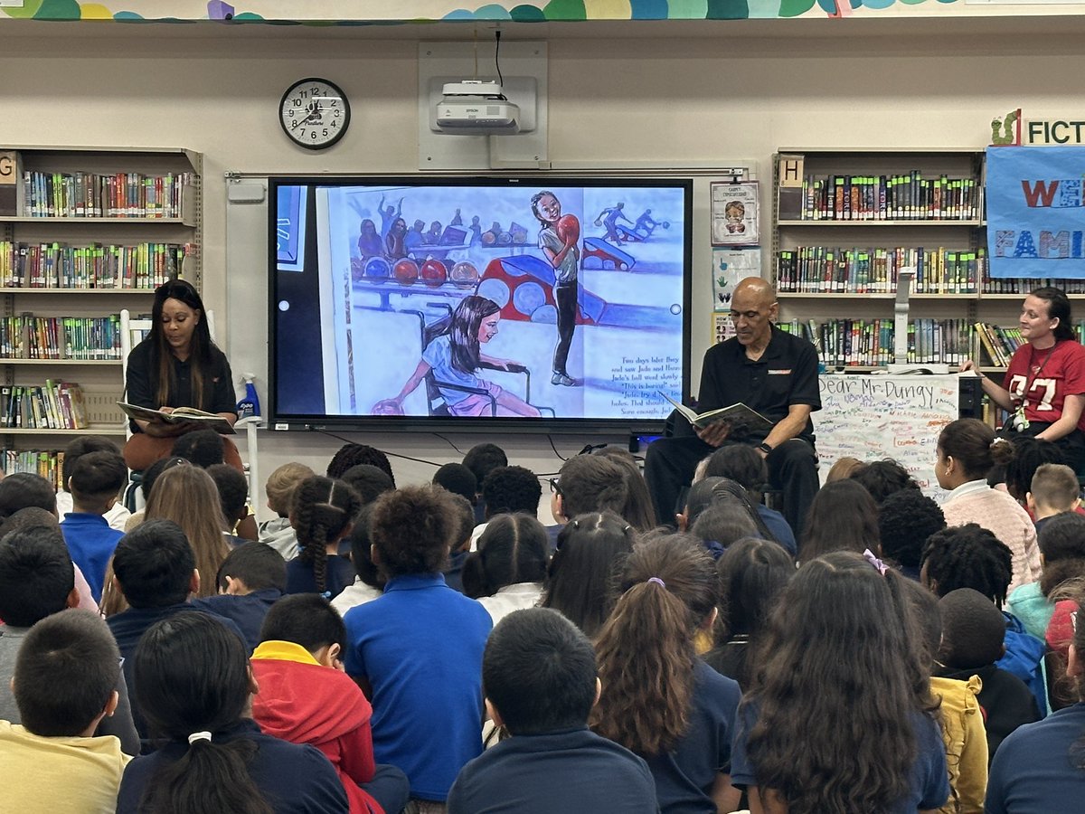 Thank you Mr. & Mrs. Dungy for coming to read to our 2nd graders and providing them with books! #soaringtogether🎈🐾 @TransformHCPS @HillsboroughSch