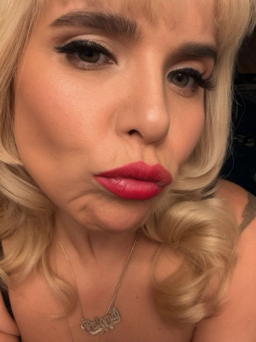 Palomafaith's tweet image. A very busy few weeks ahead with The Glorification of Sadness fast approaching and today I’ll be talking at the V&amp;amp;A ! As everyone knows I do love to talk, so this will be a fun one for me hahaha 

you can stream it at this link, starting at 7pm ! vam.ac.uk/event/XZwWMOWd…