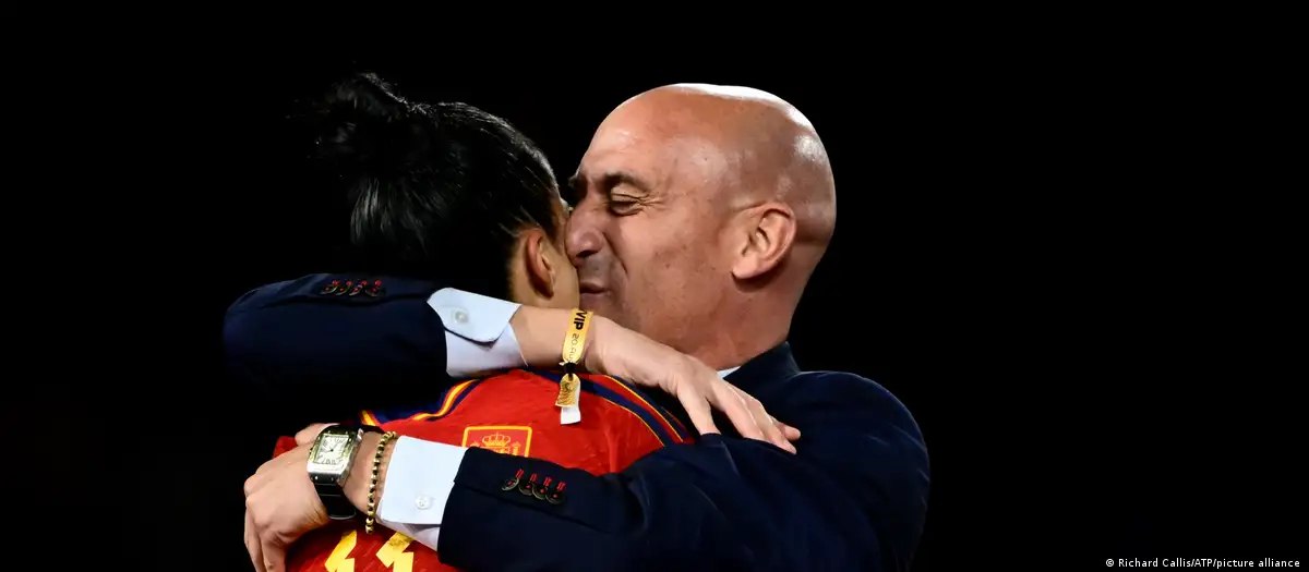 data_viva's tweet photo. 🇪🇸 | El juez de la Audiencia Nacional Francisco de Jorge ha propuesto juzgar al expresidente de la Federación Española de Fútbol, Luis Rubiales, por el beso no consentido a la jugadora Jennifer Hermoso tras la final del pasado Mundial. https://t.co/agtSp60vAU