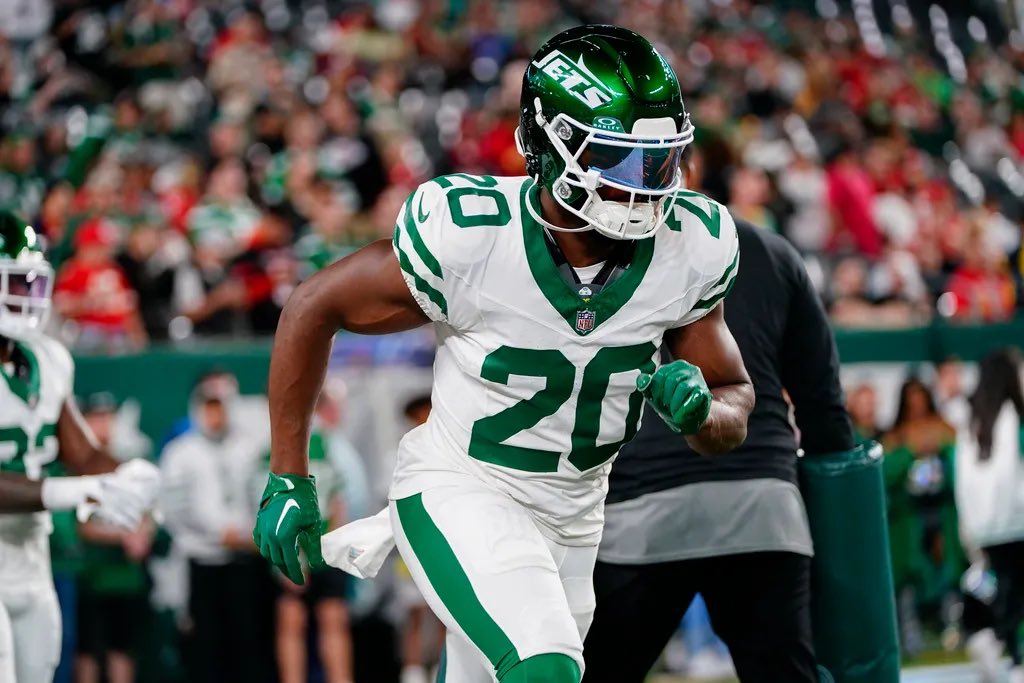 SNUBBED: #Jets running back Breece Hall should have been a finalist for Comeback Player of the Year. Hall tore his ACL and only 324 days later he was back on the field playing full speed, and put up 1,585 total yards, the fourth-most in the #NFL. SUPERSTAR, @BreeceH‼️‼️‼️