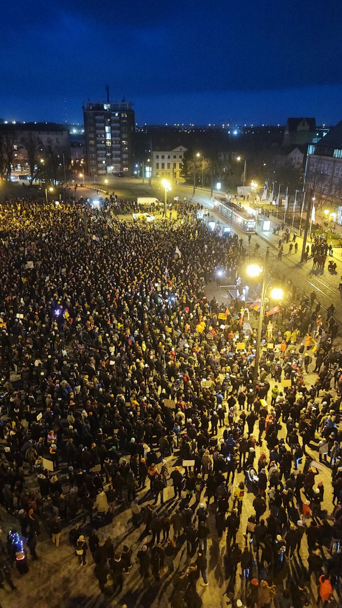 Es ist offiziell: Wir sind heute 9.500 Personen auf der Straße gegen Rechtsextremismus! Absoluter Gänsehaut-Moment, der Mut macht! #AlleZusammenGegenDenFaschismus #hro2501