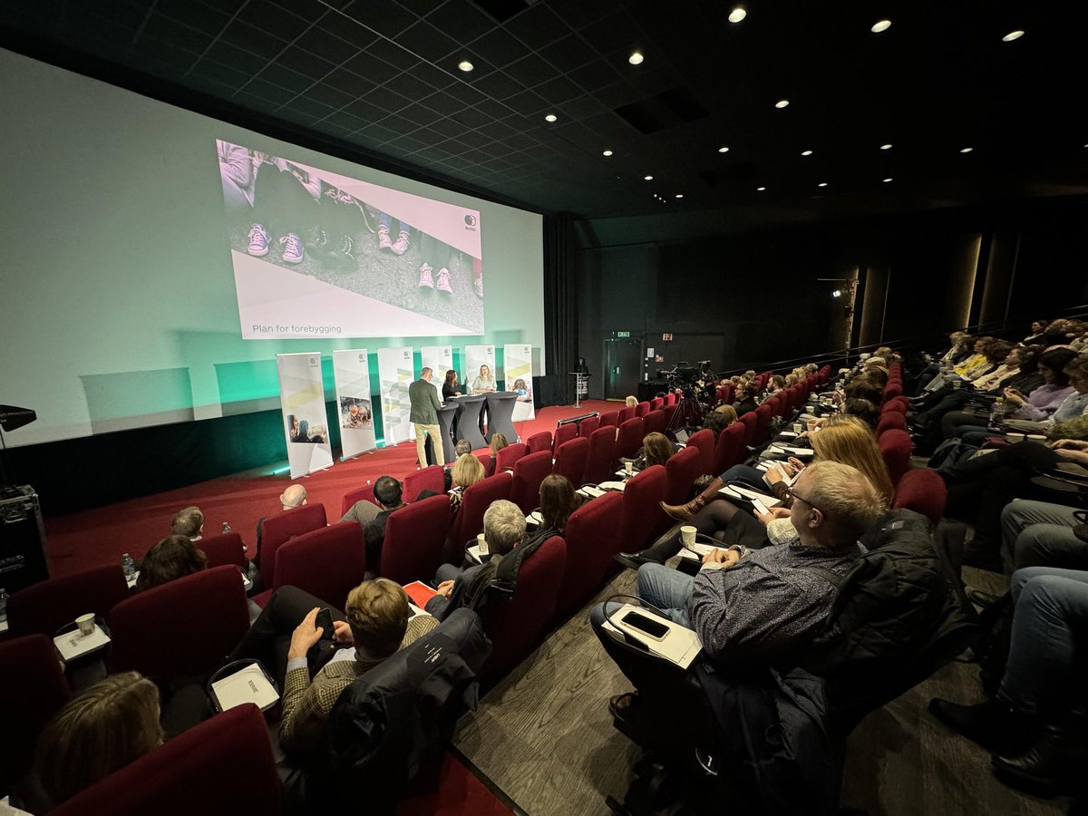 I dag, arrangerte <a href="/bufdir/">Bufdir</a> den nasjonale barnevernskonferansen, i samarbeid med KS, Kommunesektoren.
Seniorrådgiver i <a href="/trooglivssyn/">Samarbeidsrådet</a> Niels Fredrik Skarre deltok på en samtale på konferansen om prosjektet BRO. <a href="/Nafisa_Amini/">Nafisa Amini نفیسه امینی</a> arbeider videre med prosjektet i 2024 sammen med Skarre.