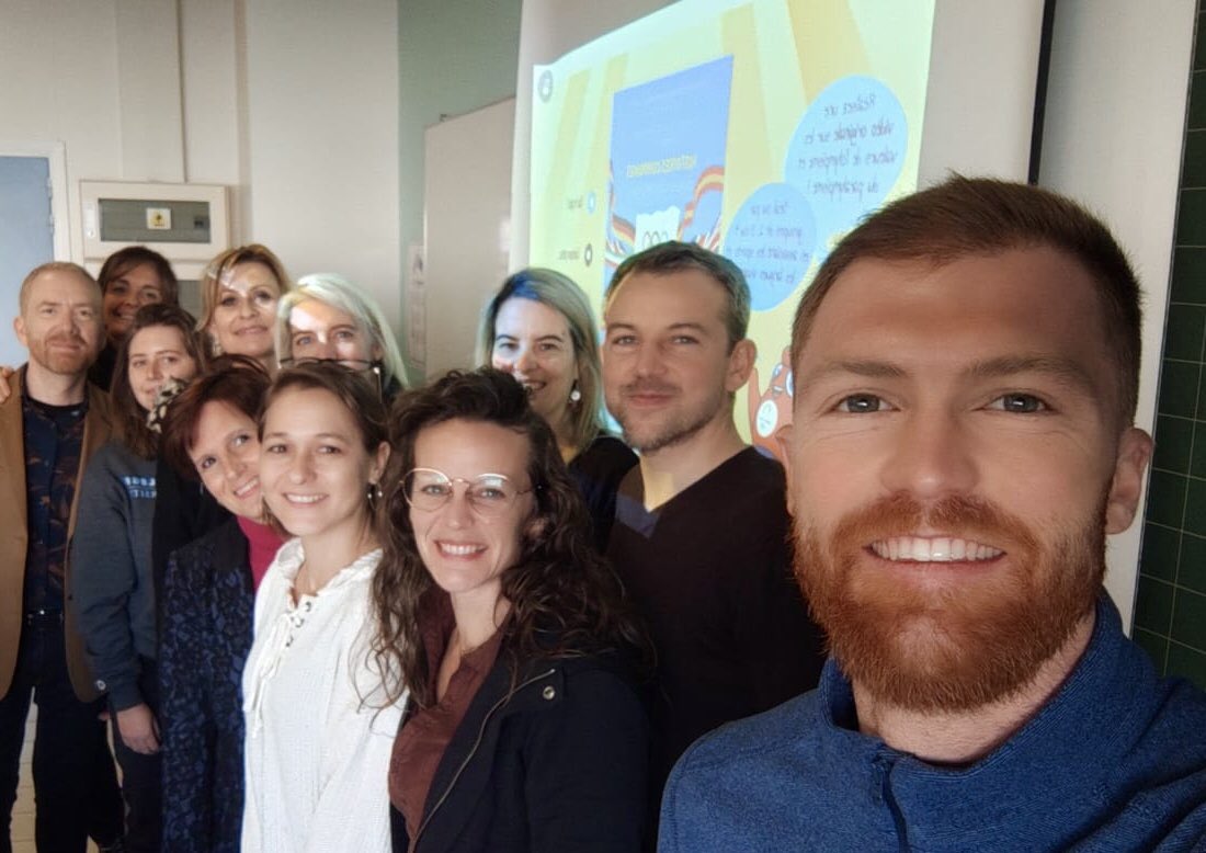 AzurGnd's tweet photo. Réunion d’une partie du Groupe Numérique inter-langues 🇮🇹🇩🇪🇬🇧🇪🇸 au @CollegeLeotard pour :
- peaufiner l’organisation du concours 🎥 "Histoires communes 🫶" organisé à l’occasion de la #SemaineDesLangues
- actualiser la veille numérique 💻
- rédiger la newsletter 📰🔜
#DreamTeam https://t.co/TbctdNIr4f