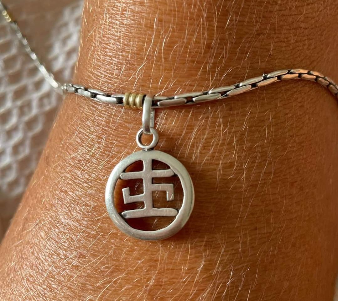 emekavoces's tweet photo. ⭕️#DandoUnaMano Se extravió este dije, el cual es de importante valor sentimental. 
"Se me perdió en la calle Chiossi casi
Luxemburgo, si alquien lo encuentra
agradezco enormemente la devolución, me lo había regalado mi mamá y es muy importante. Gracias", dice el mensaje. 📲 099818528