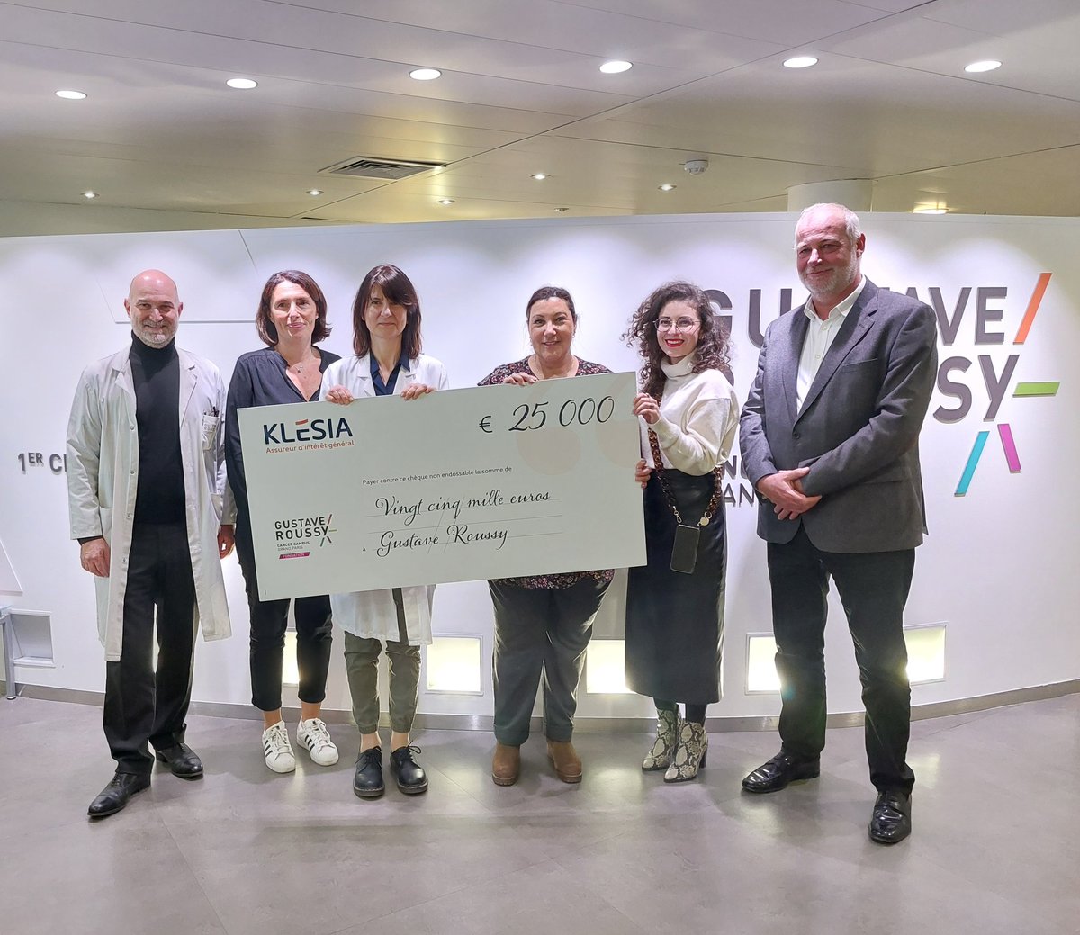 Klesia's tweet photo. 🔶️ Nous sommes heureux de remettre aujourd'hui à @GustaveRoussy un don de 25 000 € pour soutenir le programme de recherche COMPASS !

👏 Bravo à nos collaborateurs qui se sont mobilisés pour réunir cette somme à l'occasion d'#OctobreRose ! https://t.co/iPWsksRX6e