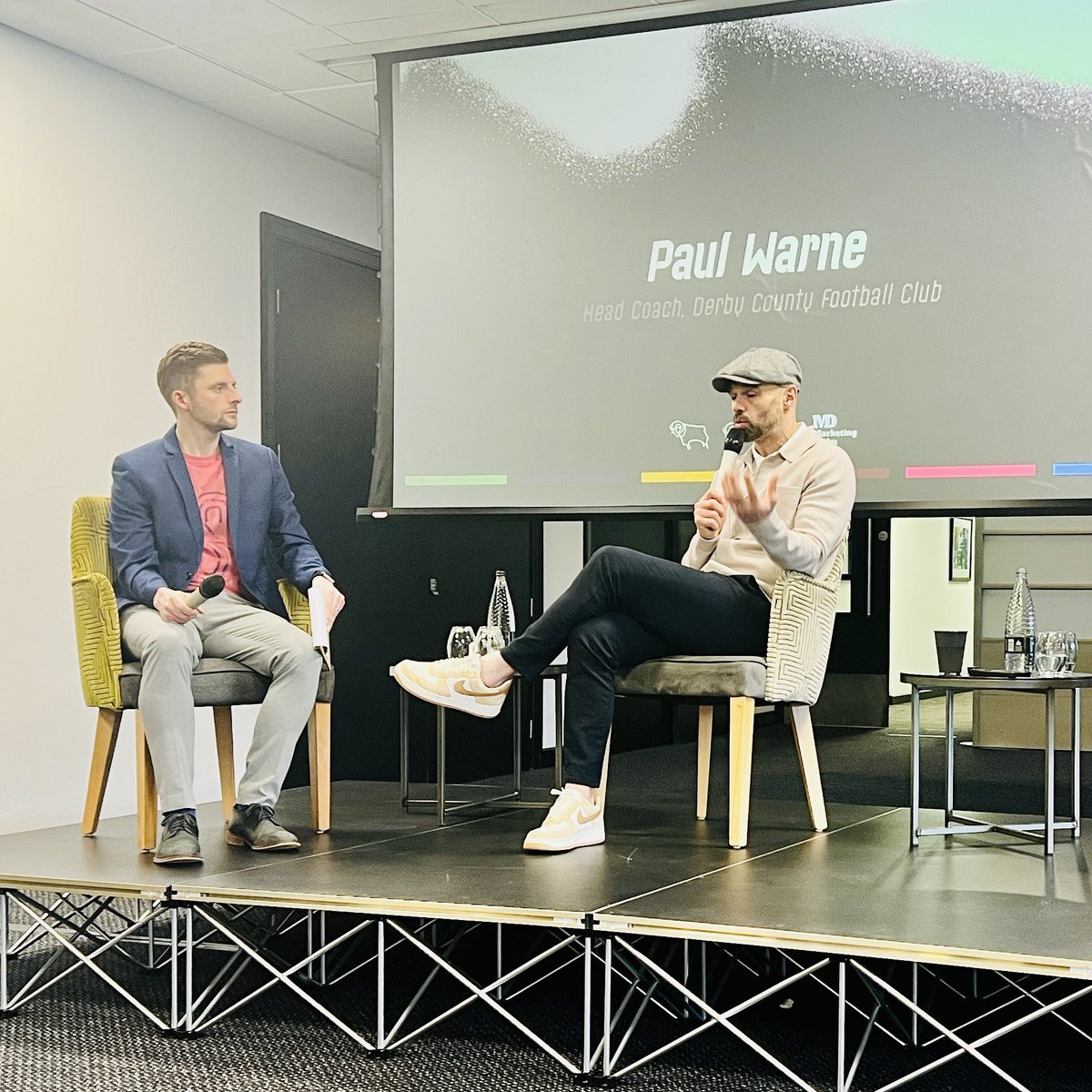 The gaffer Paul Warne telling @OwenBradley he’s “always the best dressed” whilst rocking the @MrShaw75 💥✌️🐏 #Derby #DCFC