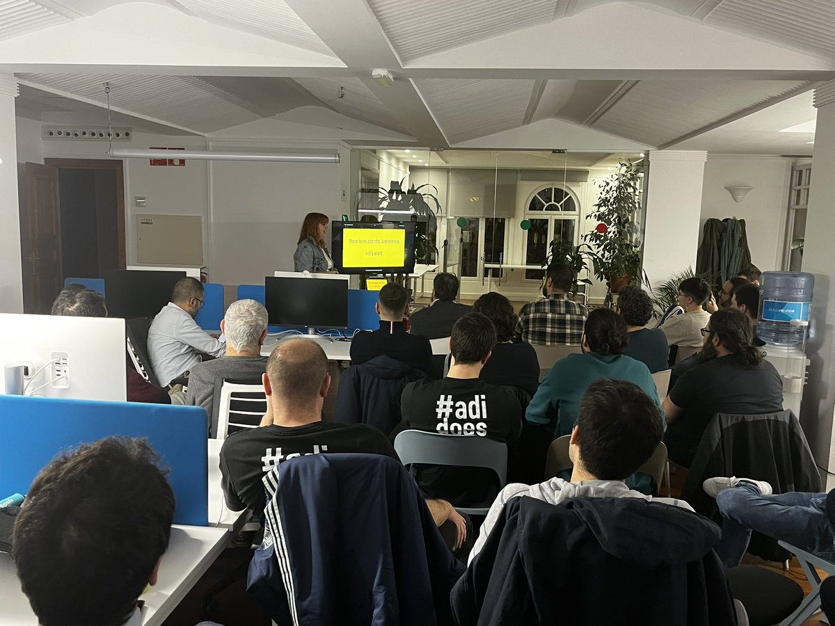 Ahora Ainoa Andrés, de adidas, nos habla sobre ElasticSearch. ¿Creías que lo pilotabas? Think again!