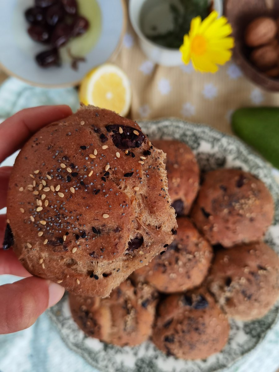 Pananast2627's tweet image. Σαν παιδί λάτρευα το ψωμί μαργαρίτα που αγόραζε η γιαγιά, τώρα έφτιαξα το δικό μου ελιόψωμο μαργαρίτα σε συνταγή του @Tsoulis_George . Αφράτο και πεντανόστιμο. #olivebread #homemade #oil