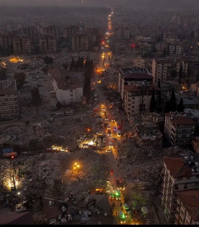 Bir şehir düşün sadece araba farlarıyla aydınlanan ve o şehir dünyada ilk aydınlatılmış caddeye sahip…