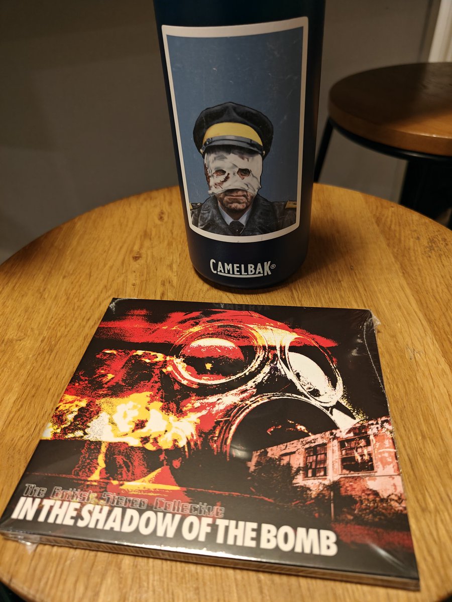 ProfShaggy's tweet photo. New arrival from @BritStereoColl, fits with a general theme (flask model's own). Looking forward to giving this a spin. https://t.co/1HTboT2AG4