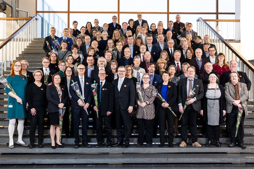 Keijo Hämäläinen (@keijohamalainen) on Twitter photo Upea juhlapäivä kun sain jakaa TSV:n <a href="/tsv_media/">TSV</a> kultaiset ansiomerkit yli sadalle @TampereUni yhteisön jäsenelle yli 30-vuoden palveluksesta tiedeyhteisön hyväksi. Tässä on 4000 htv kokemusta! Upea juhlapäivä kun sain jakaa TSV:n <a href="/tsv_media/">TSV</a> kultaiset ansiomerkit yli sadalle @TampereUni yhteisön jäsenelle yli 30-vuoden palveluksesta tiedeyhteisön hyväksi. Tässä on 4000 htv kokemusta!