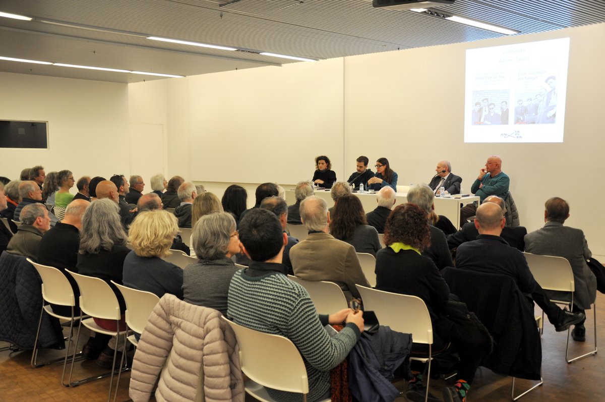 Moltes gràcies als assistents a la presentació del llibre "Amb cor de foc". I molt especialment als ponents, que ens van descobrir detalls de la relació d'amistat entre #Brossa i #Tapies: Manuel Guerrero, l'autor, i Pere Gimferrer, Imma Prieto, Eduard Escoffet i Judith Barnés.