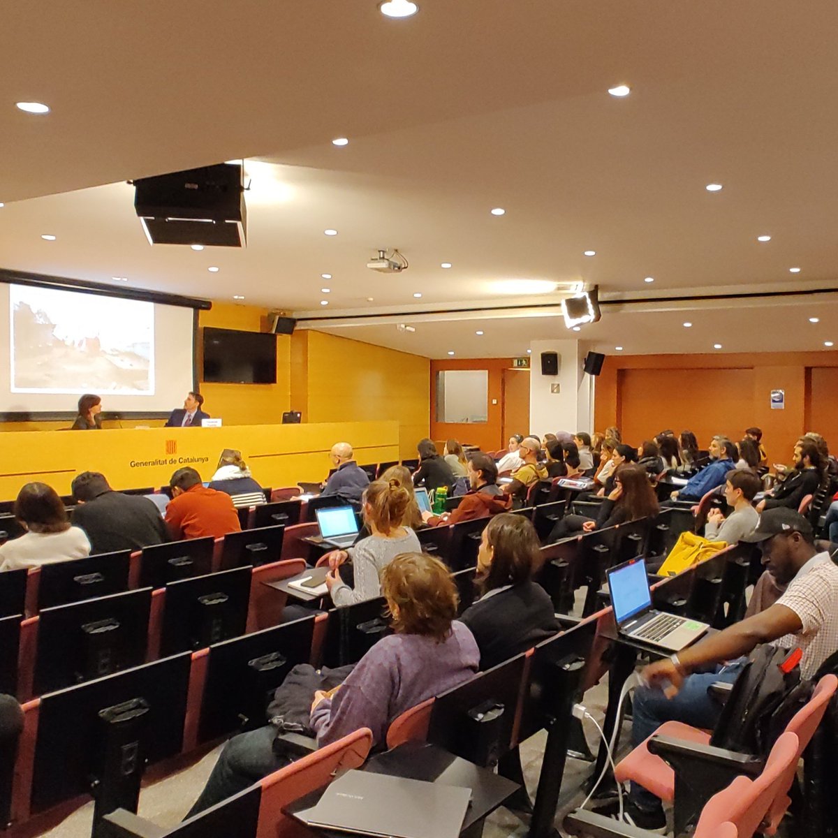 🔵🟠 Primera conferencia del #AulaMed, co-organizada con @IEMed_ 🗣️ @TFouskas, de la University of West Àrtica, sobre las barreras y obstáculos de migrantes durante y después de la pandemia de COVID-19 🔗Puedes seguirla aquí👇 youtube.com/watch?v=ZR6FGP…