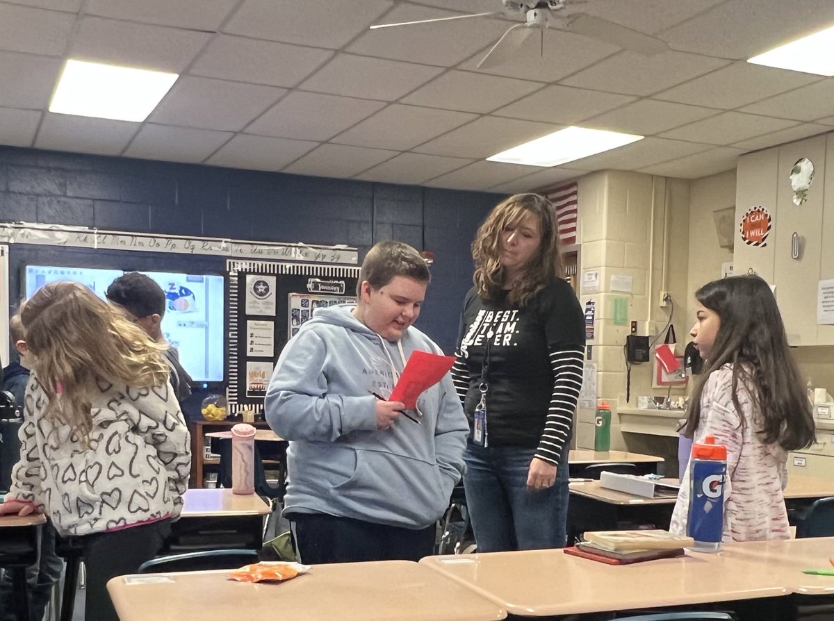 awlsmo's tweet photo. Fourth graders enjoying poetry reading and adding rhythm with drums. #learnersmindset #communicationandcollaboration #POG https://t.co/CJRdv8NiP0