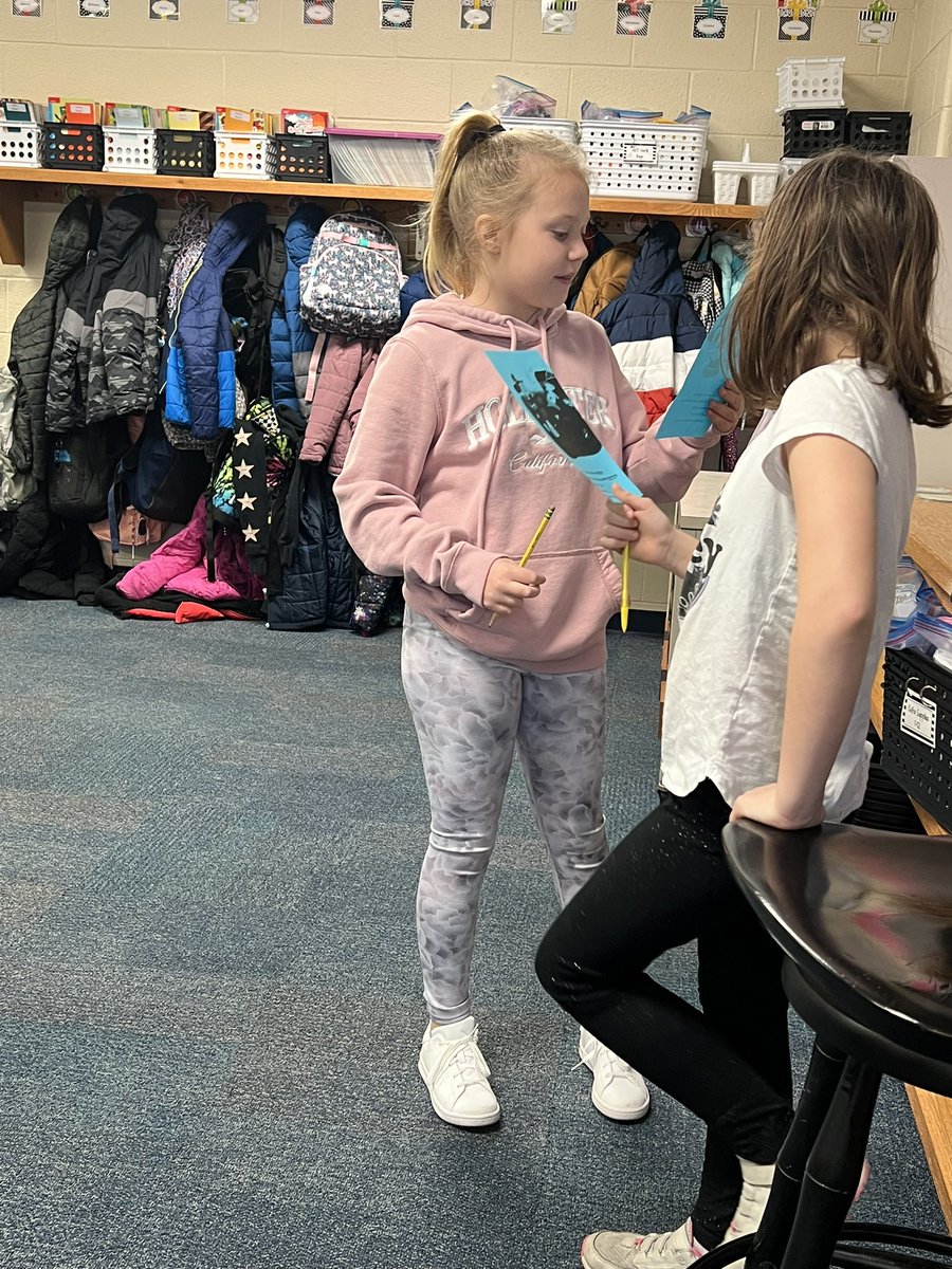 awlsmo's tweet photo. Fourth graders enjoying poetry reading and adding rhythm with drums. #learnersmindset #communicationandcollaboration #POG https://t.co/CJRdv8NiP0