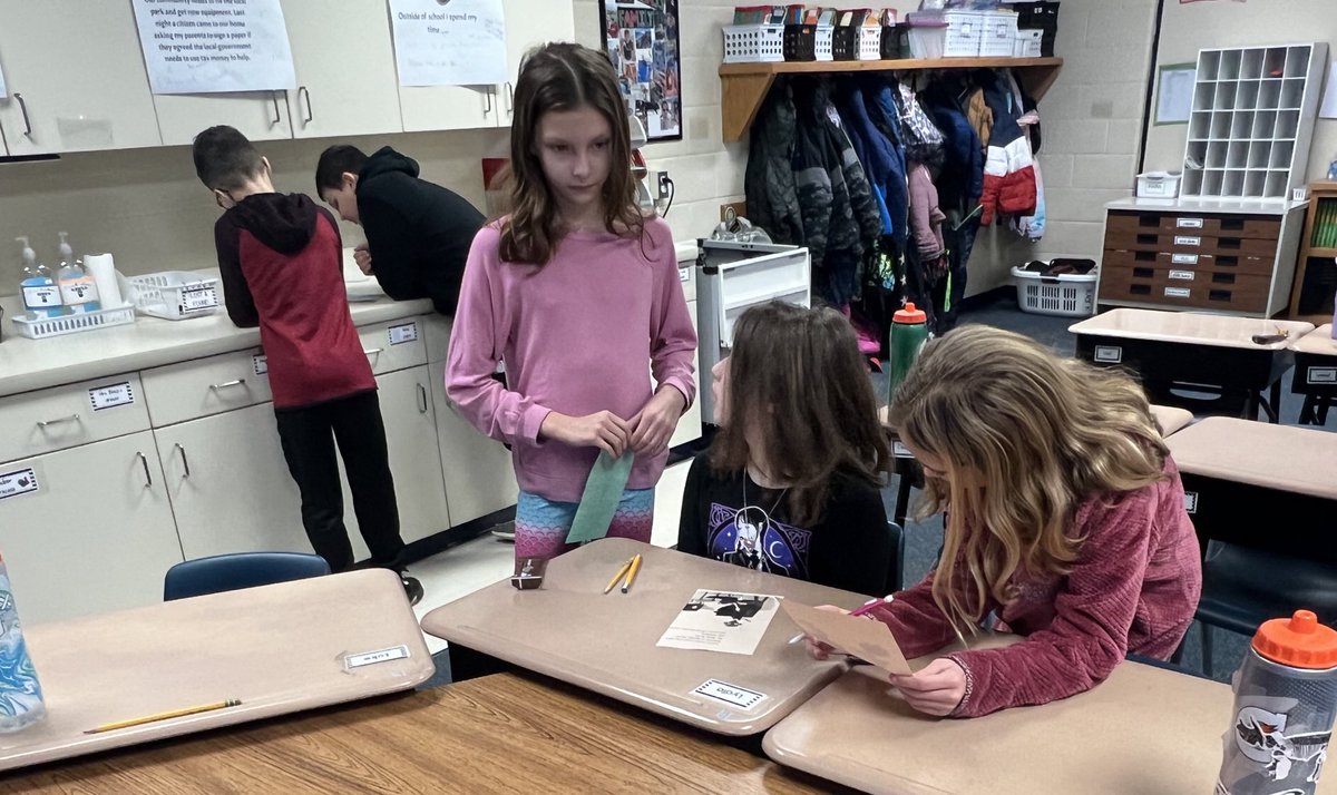 awlsmo's tweet photo. Fourth graders enjoying poetry reading and adding rhythm with drums. #learnersmindset #communicationandcollaboration #POG https://t.co/CJRdv8NiP0