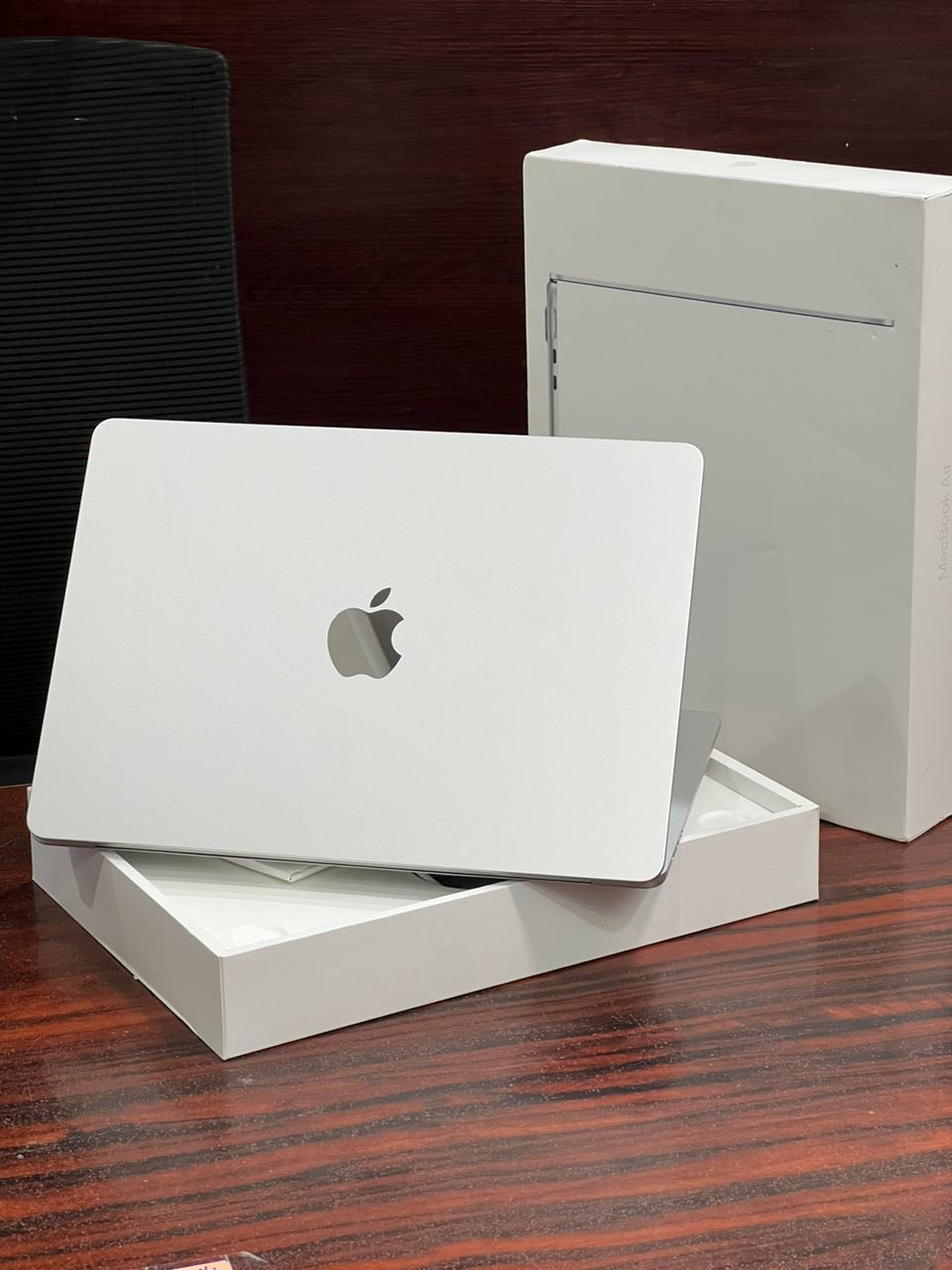 MacBook Air 2022 M2 8GB 256GB（箱入り） Amazon.com: Apple 2022 MacBook Air with Apple M2 Chip (13
