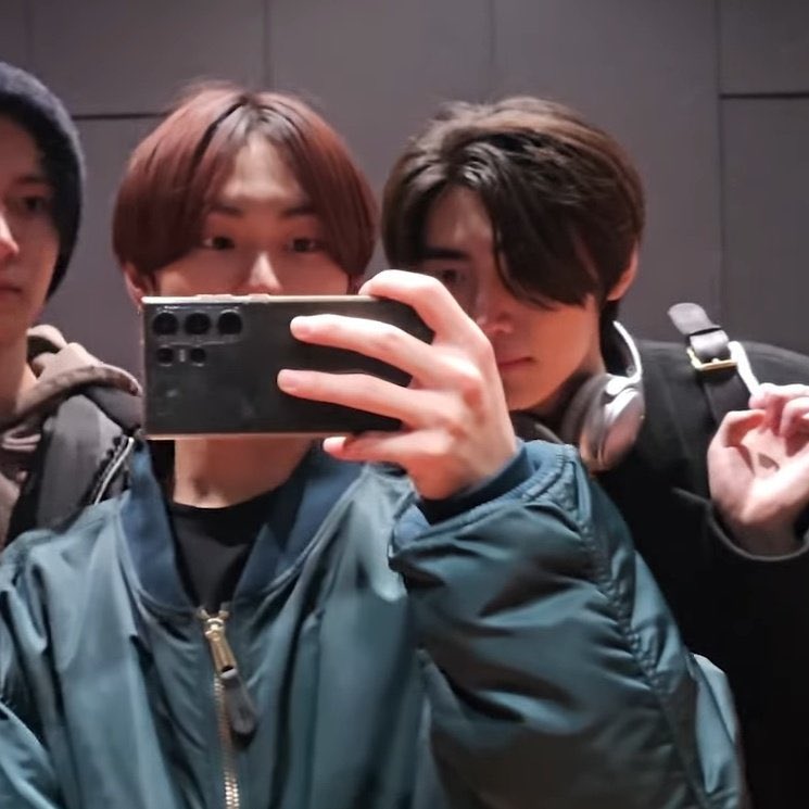 winterspringz's tweet photo. hello it's me again. with more f1. but make it sungwon 🫶🏻 (mclaren sungwon!!!)

"but on a sunday, at the speedway (i watched it begin again)" | 4.2k words, strangers to teammates to friends to lovers

🔗 https://t.co/yiy7Vahmc2 https://t.co/5oP8ypr7R2