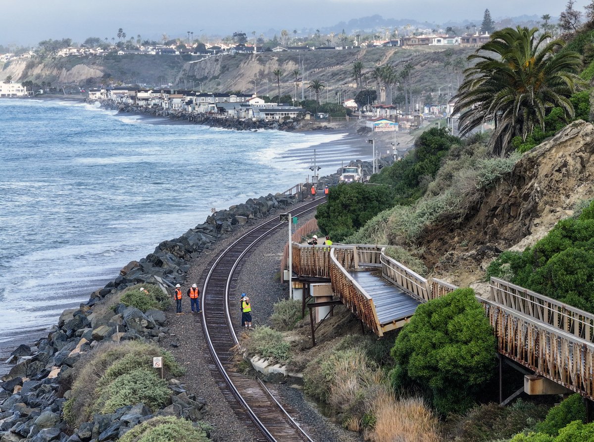 jeffgritchen's tweet image. Workers investigate a #landslide below Buena Vista that damaged the pedestrian beach trail and stopped rail service between #Orangecounty and #SanDiegocounty in #SanClemente. 

#amtrak #train @ocregister @sdut