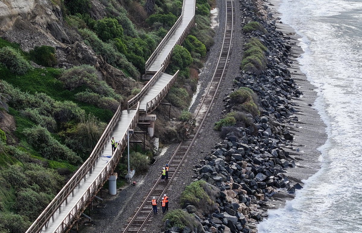 jeffgritchen's tweet image. Workers investigate a #landslide below Buena Vista that damaged the pedestrian beach trail and stopped rail service between #Orangecounty and #SanDiegocounty in #SanClemente. 

#amtrak #train @ocregister @sdut