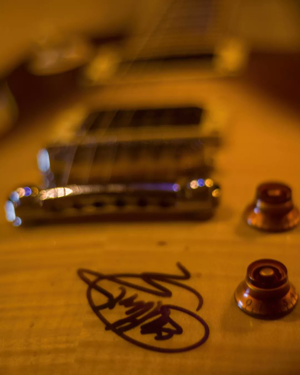 Esa es la firma del nuestro queridísimo y legendario inspirador <a href="/guthriegovan/">Guthrie Govan</a> ! Le mandamos un fuerte saludo por estás redes !