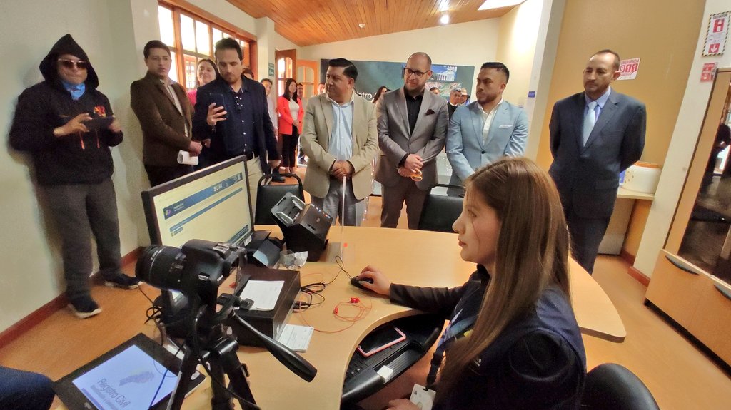 RCivil_Zona6's tweet photo. #AZUAY ➡️Hoy, junto al alcalde de Oña, Eddy Erraez y al director general del @RegistroCivilec, Mario Cuvero, reaperturamos la nueva oficina en #Oña, dotada de tecnología de punta para que los ciudadanos puedan acceder a los servicios sin tener que trasladarse a otras ciudades. https://t.co/AEwIweThV0