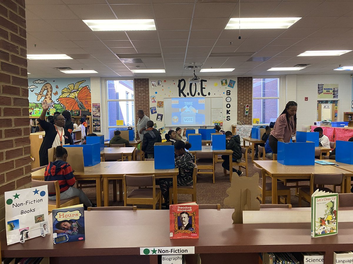 mrsj_cohen's tweet photo. Letting our students know it’s never too early to let their voices be heard during the @RedOakElemen SGA Election 🗳️ #1stSemesterHighlights @TishaYo96090183 #ThrowbackThursday #WinningForKids https://t.co/tDWuhllT0M