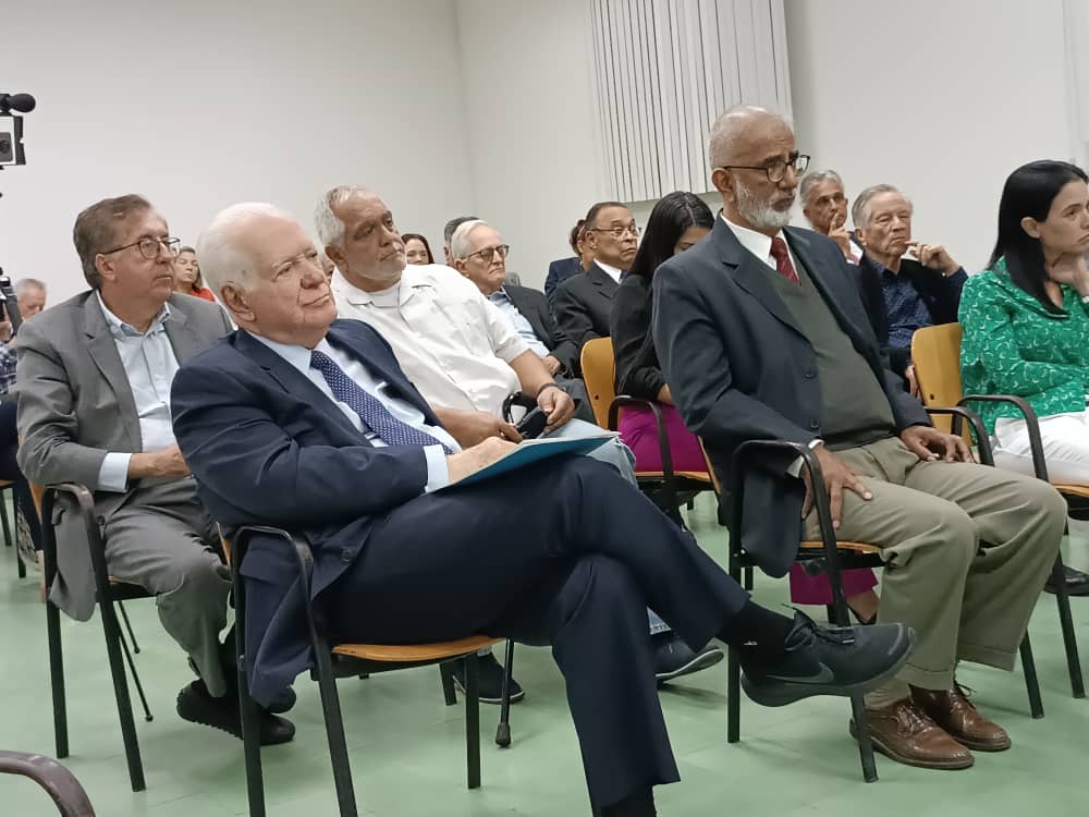 Ifedec_'s tweet photo. #Evento La mañana de este #25Ene se llevó a cabo en el Salón Ávila del Ifedec, la presentación del libro "Arístides Calvani y la Política Económica Exterior (1969-1974)". https://t.co/kZUaU3Wx0V