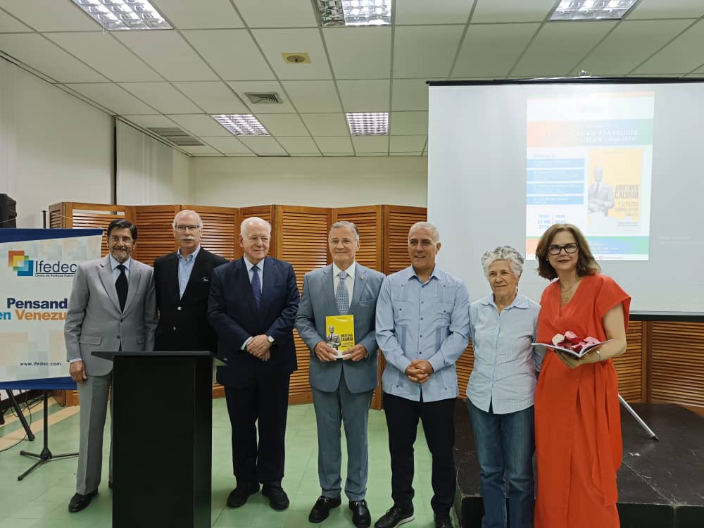 Ifedec_'s tweet photo. #Evento La mañana de este #25Ene se llevó a cabo en el Salón Ávila del Ifedec, la presentación del libro "Arístides Calvani y la Política Económica Exterior (1969-1974)". https://t.co/kZUaU3Wx0V