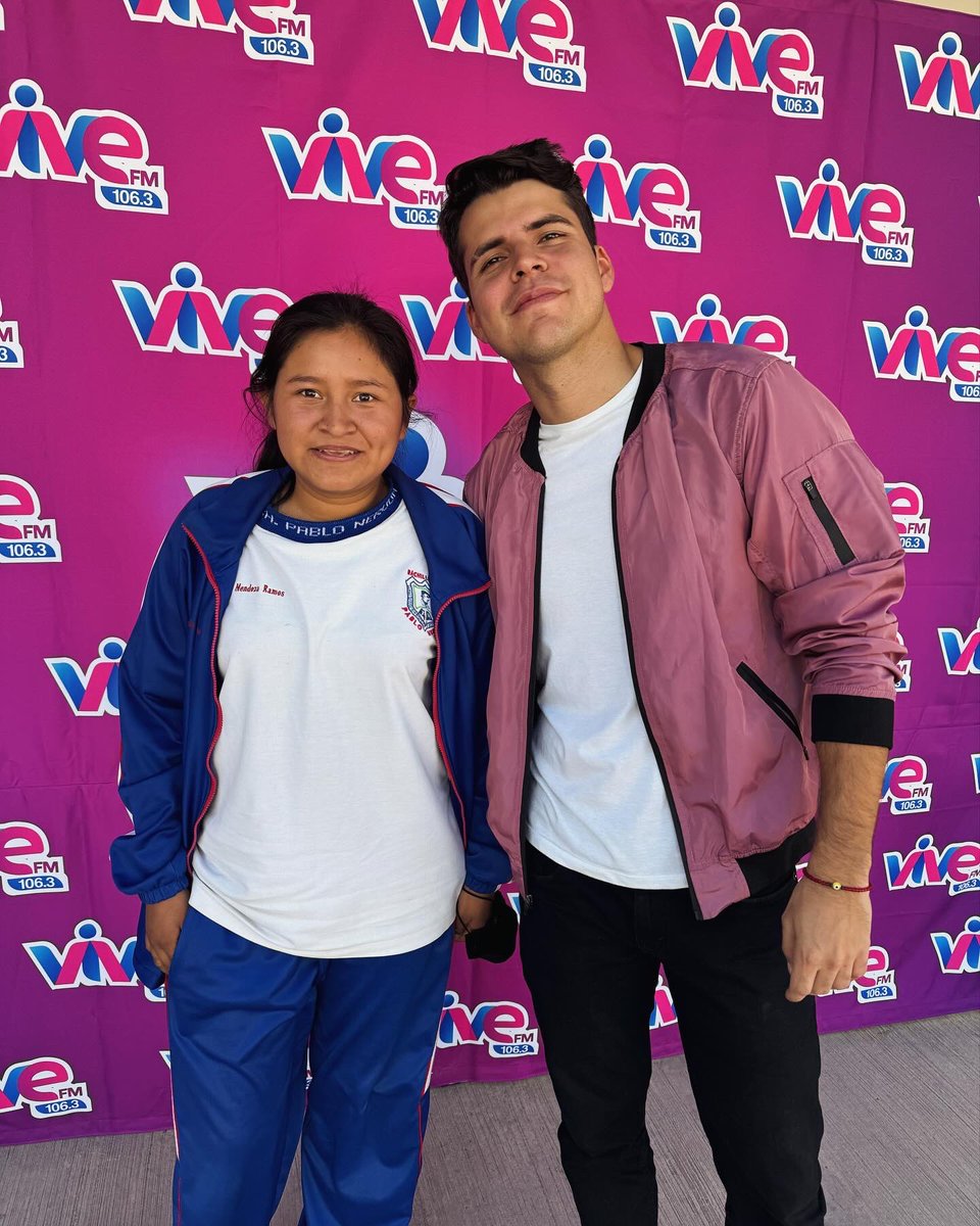 AUJEmusic's tweet photo. @AlexisSiles en el Bachillerato Pablo Neruda #tehuacan #quedateenlaescuelatour @Vivefm106_3 https://t.co/tb3rf2nbv5