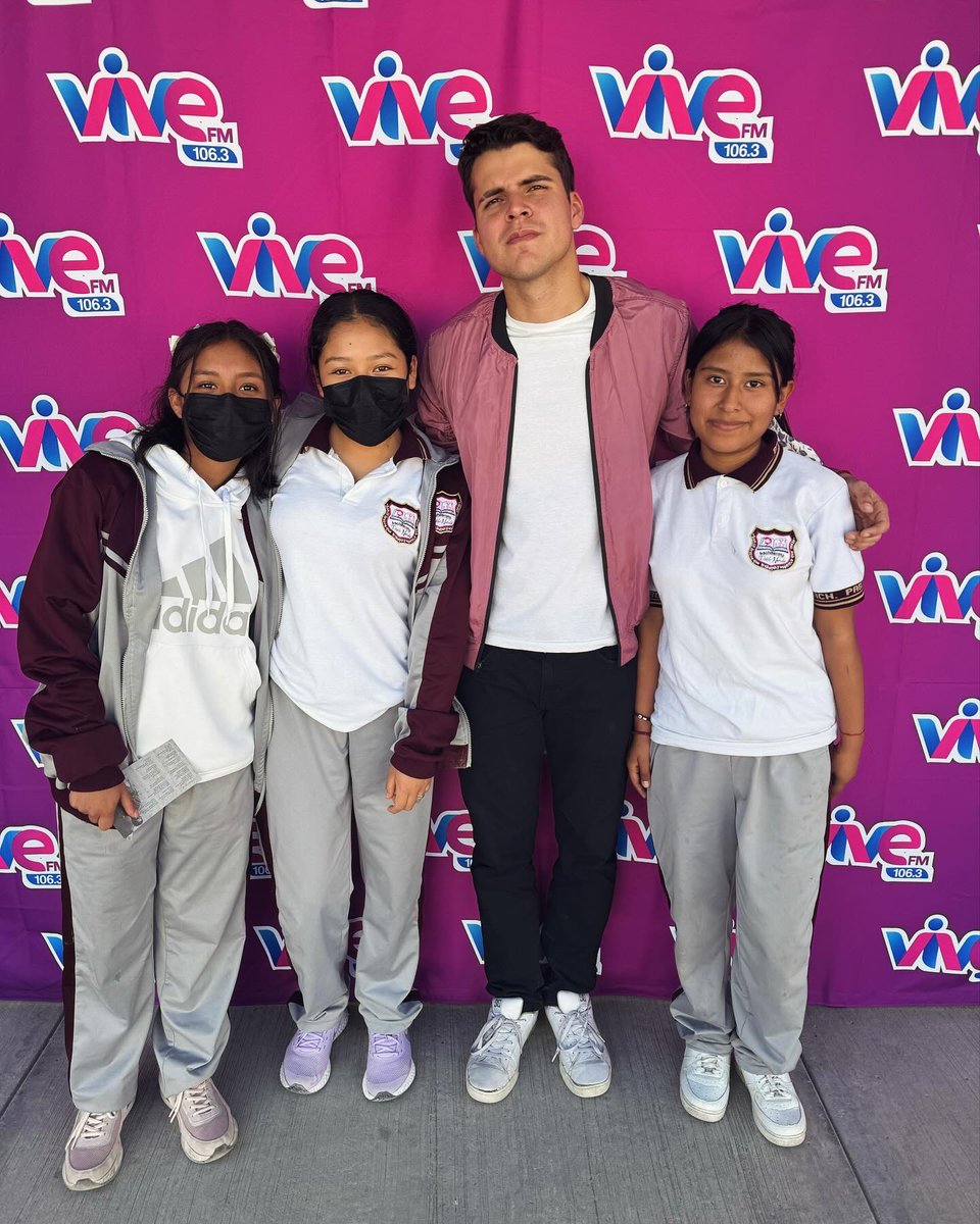 AUJEmusic's tweet photo. @AlexisSiles en el Bachillerato Pablo Neruda #tehuacan #quedateenlaescuelatour @Vivefm106_3 https://t.co/tb3rf2nbv5