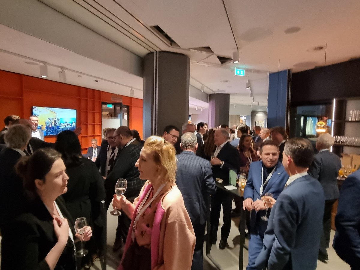 Aanwezig op #Zeeuwsedag vd <a href="/provzeeland/">Provincie Zeeland</a> in <a href="/Nieuwspoort/">Nieuwspoort</a> #DenHaag met o.a. <a href="/LizoKoppejan/">Lizo Koppejan</a> <a href="/DanielleDecler1/">Danielle Declercq</a> <a href="/haroldvdvelde/">Harold van de Velde</a> <a href="/RWesteinde/">Rinus van 't Westeinde</a> #AntjeDees namens <a href="/pszeeland/">PS Zeeland</a> en #GS. Plus natuurlijk <a href="/APijpelink/">Anita Pijpelink</a>. Over de grote uitdagingen zoals #zeelandendekrachtvanwater.