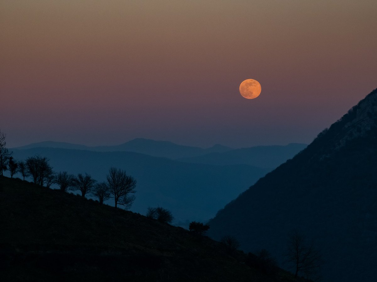 Hodeison's tweet image. Gaurko iluntzea Ataunen.
Ilargia ta Txindoki 🥰🥰🥰