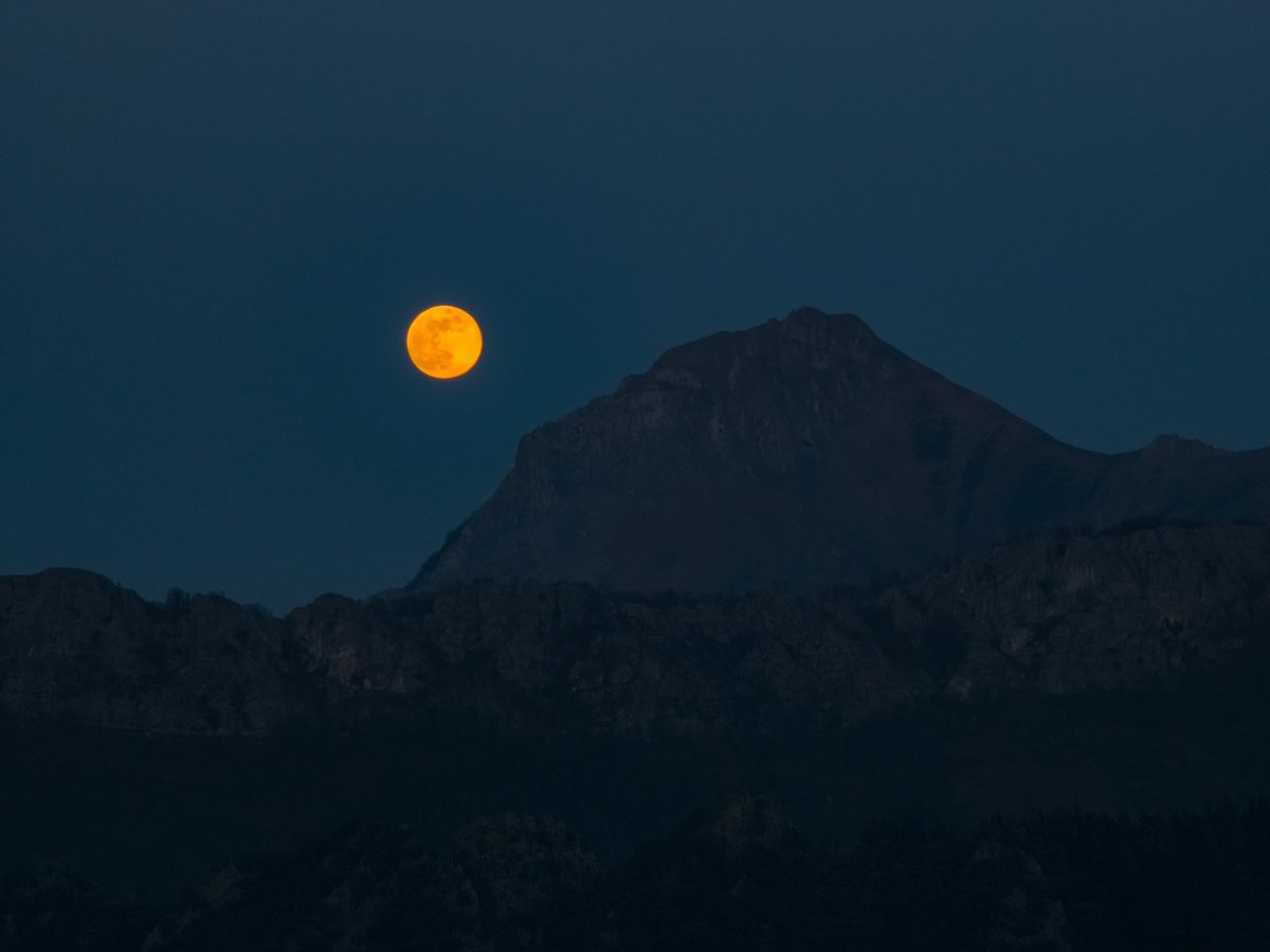 Hodeison's tweet image. Gaurko iluntzea Ataunen.
Ilargia ta Txindoki 🥰🥰🥰