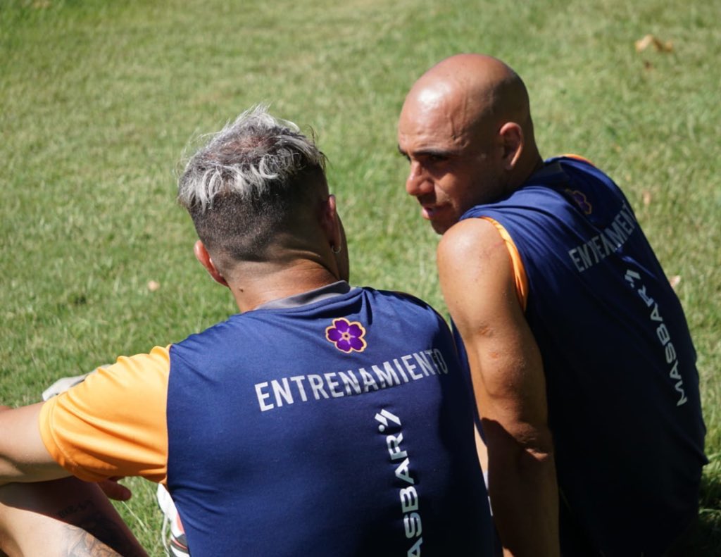 DepArmenio's tweet photo. SICA: “Che Lucas, ya quiero arrancar!!”
L SCARNATO: “Ya tenemos fecha?”

CM: Si señores hay fecha para el debut de los dirigidos por Tula 🥳 
Sacachispas - ARMENIO 
🗓️ 3 de febrero 
⏰ 17hs 
🏟️ Roberto “Beto” Larrosa

📸 @princesaastrid https://t.co/WZKefl1cbA