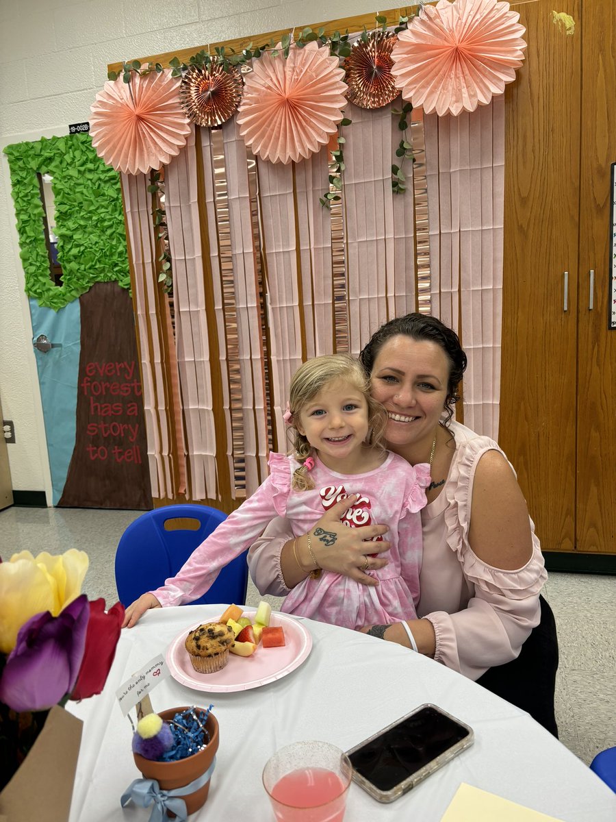 AbcsWithMissT_'s tweet photo. Today our Wolf Pup teachers hosted Muffins with Moms. We loved seeing all of these smiling faces 🤍🥰 https://t.co/6LHXMzun2k