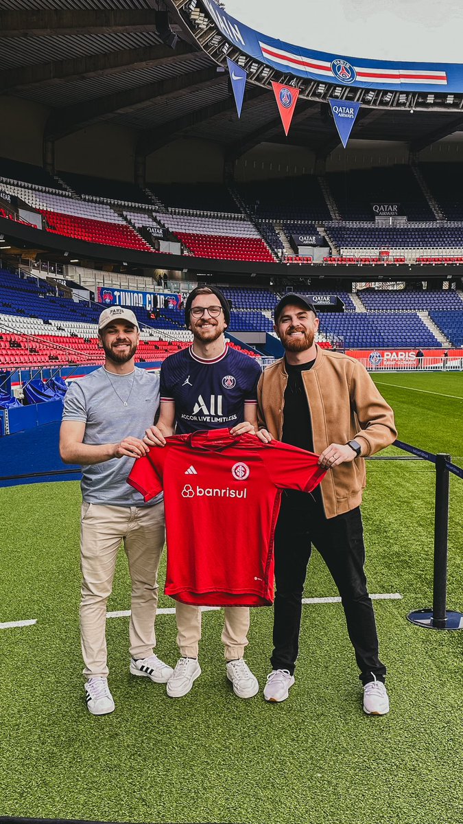 zanella_rafa's tweet photo. Sócio em Dia #NadaVaiNosSeparar e levei o manto sagrado pra Paris!! Posta us guris aí @OMundo_Colorado #mundocolorado #InterPeloMundo @SCInternacional ❤️🇦🇹🇫🇷@leoiparraguirre https://t.co/0r5mB84NFU